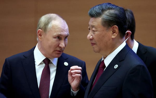 ウズベキスタン・サマルカンドで言葉を交わすロシアのプーチン大統領（左）と中国の習近平国家主席＝2022年9月（ロイター＝共同）