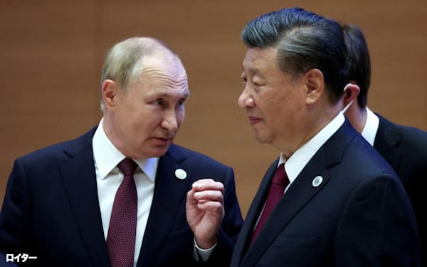 ウズベキスタン・サマルカンドで言葉を交わすロシアのプーチン大統領(左)と中国の習近平国家主席=2022年9月(ロイター=共同)