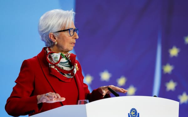 クレディ・スイス・グループの経営不安による混乱下でも、ユーロ圏の0.5％利上げを決めた欧州中央銀行のラガルド総裁（３月16日、フランクフルト）＝ロイター