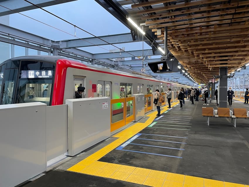 東武鉄道は鉄道駅バリアフリー料金制度を適用し、ホームドア整備などに多額の投資をする。（写真は東京都足立区の竹ノ塚駅）
