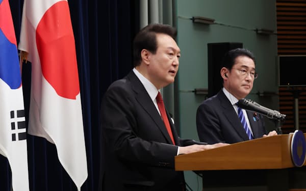韓国の尹錫悦大統領㊧と並んで記者会見する岸田首相（16日、首相官邸）