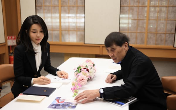 17日、金建希夫人は都内で建築家の安藤忠雄氏と面会した＝韓国大統領府提供