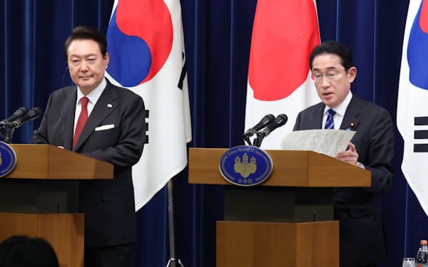 韓国の尹錫悦大統領㊧と共同記者会見する岸田首相（16日、首相官邸）