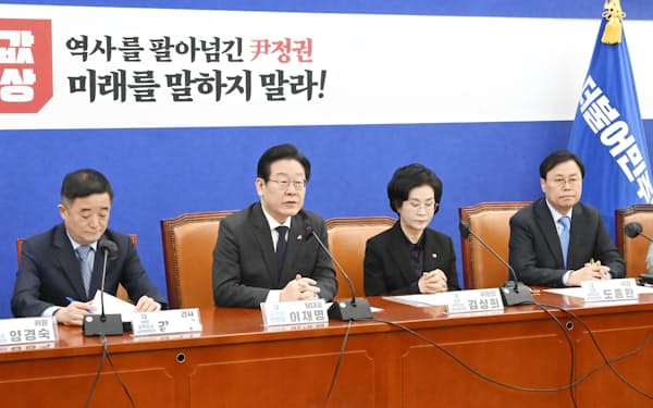 13日、元徴用工問題の解決策に反対する韓国最大野党「共に民主党」の李在明代表（左から2人目）＝共同
