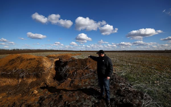 ウクライナでは農産物収穫量の減少も報告される（２月、南東部の畑でみられた塹壕〈ざんごう〉）＝ロイター