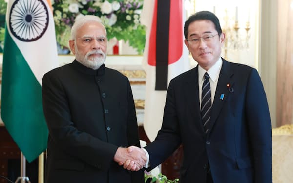 22年9月、会談を前にインドのモディ首相（左）と握手する岸田首相（東京・元赤坂の迎賓館）