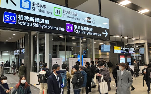 新横浜線の開業直後、改札前まで多くの人が詰めかけた（18日、新横浜駅）