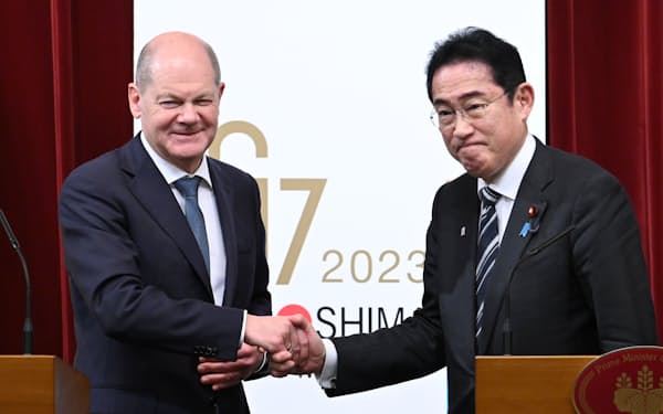 共同記者会見を終え握手する岸田首相とドイツのショルツ首相(18日、首相官邸)