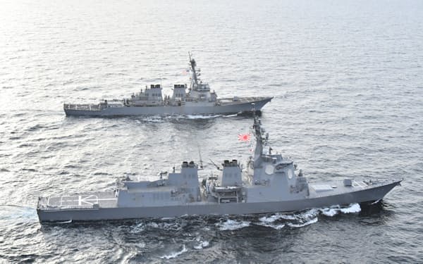 弾道ミサイル情報共有などの共同訓練に臨んだ海上自衛隊のイージス艦「あたご」（手前）と米軍の同「ミリウス」（18日、日本海）＝防衛省提供