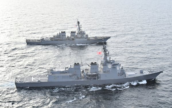 弾道ミサイル情報共有などの共同訓練に臨んだ海上自衛隊のイージス艦「あたご」(手前)と米軍の同「ミリウス」(18日、日本海)=防衛省提供
