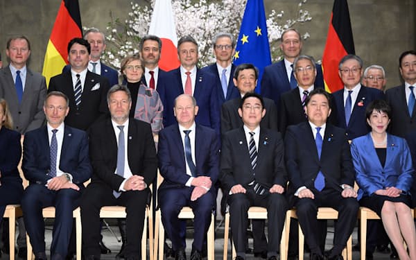 日独経済関係者との意見交換を前に記念写真に納まる岸田首相とドイツのショルツ首相（前列左から3人目）ら（18日、首相官邸）