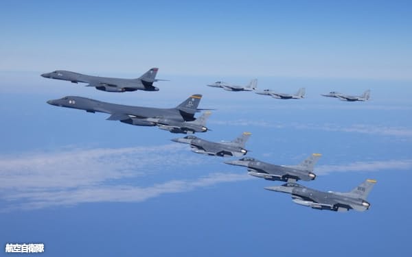 航空自衛隊の戦闘機と米軍の爆撃機、戦闘機が日本海上の空域で共同訓練をした(19日)=航空自衛隊提供