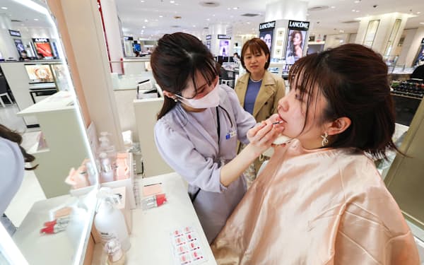 百貨店の化粧品売り場では、マスクを外した女性の姿がみられた（13日、東京都中央区の松屋銀座店）