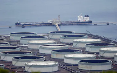 ENEOS喜入基地に到着した原油タンカー(3日午後、鹿児島市)=共同