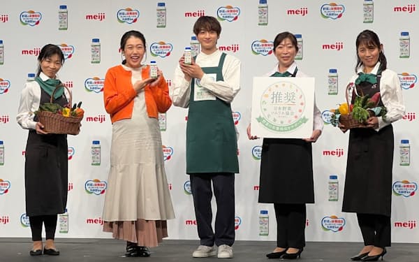 WEBCMには俳優の小関裕太さん（中央）を起用した（20日、東京都千代田区）