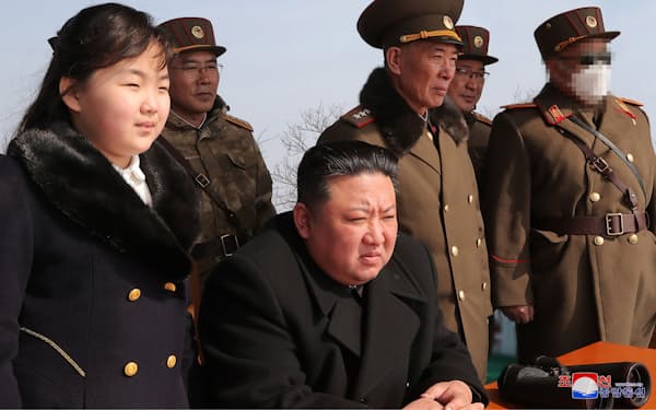 北朝鮮が公開した19日の弾道ミサイル発射訓練の写真。右端の軍服姿の人物の顔にはモザイク＝朝鮮通信
