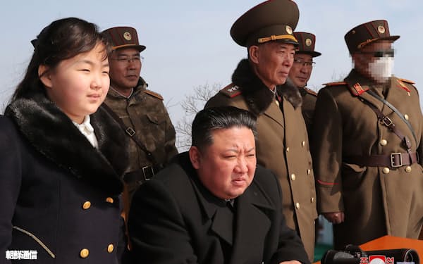 北朝鮮が公開した19日の弾道ミサイル発射訓練の写真。右端の軍服姿の人物の顔にはモザイク=朝鮮通信