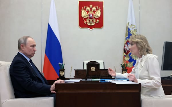 リボワベロワ大統領全権代表㊨から説明を受けるプーチン大統領（2月16日、モスクワ郊外で）＝ロイター