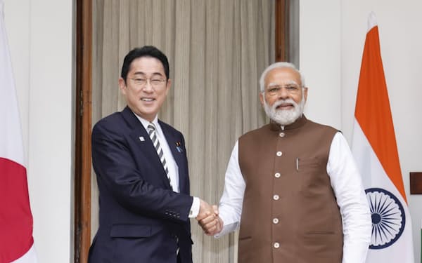 首脳会談前にインドのモディ首相㊨と握手する岸田首相（20日、ニューデリー）＝共同