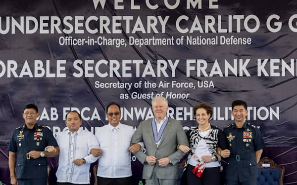 式典に参加したフィリピンのガルベス国防相（左から３人目）、ケンドール米空軍長官（同４人目）ら(20日、バサ空軍基地)＝ロイター
