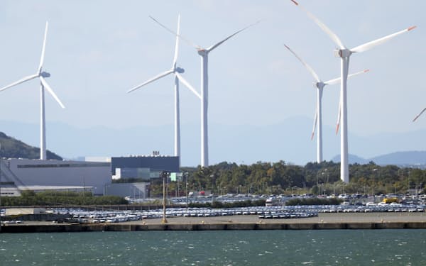愛知県田原市の海沿いに並ぶ風力発電機
