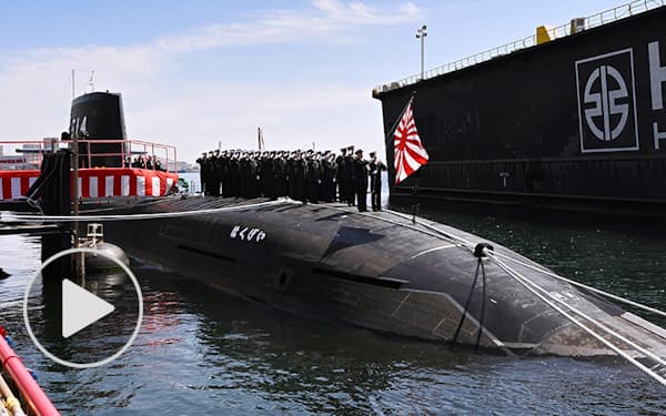 川崎重工業から海上自衛隊に引き渡され、自衛隊旗を掲げる潜水艦「はくげい」（20日、神戸市中央区）