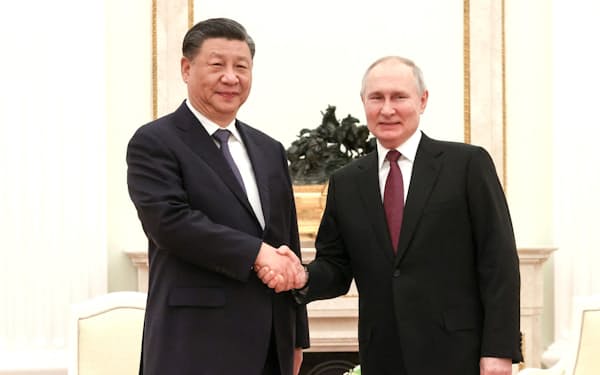 20日午後、モスクワで会談に臨む習氏（左）とプーチン氏＝ロシア大統領府提供・ロイター