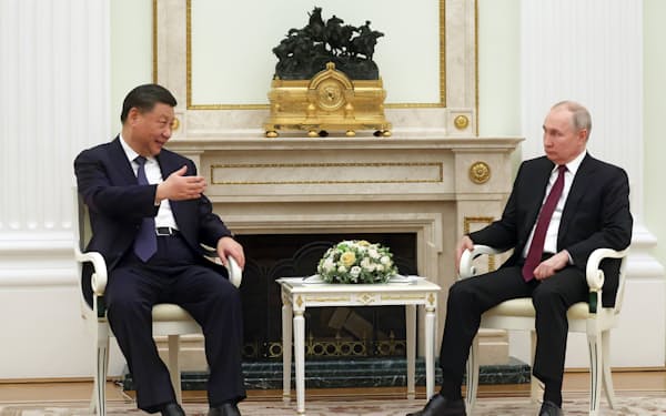 20日、モスクワのクレムリンで非公式会談に臨んだ中国の習近平（シー・ジンピン）国家主席㊧とロシアのプーチン大統領＝AP