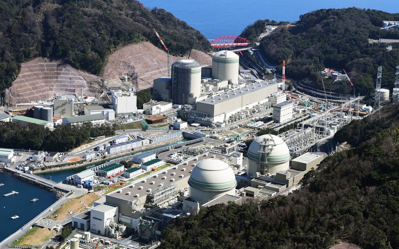 関西電力の高浜原子力発電所。手前左から4号機、3号機と奥左から2号機、1号機（2020年2月、福井県高浜町）