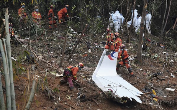 中国東方航空機の事故現場で捜索活動する救助隊員（2022年3月24日、中国・広西チワン族自治区）＝新華社・ＡＰ