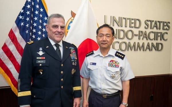 2022年3月にハワイで会談した山崎統合幕僚長㊨と米軍制服組トップのミリー統合参謀本部議長=防衛省提供