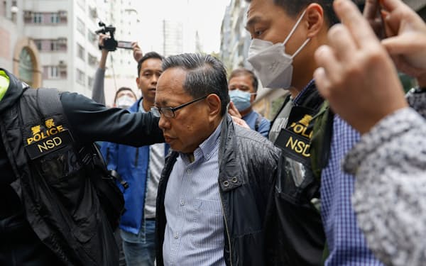 21日、香港で保釈中に逮捕され連行される何俊仁氏＝ロイター
