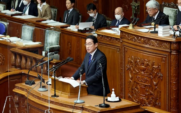 健康保険法などの改正案が審議入りした衆院本会議で答弁する岸田首相（16日）