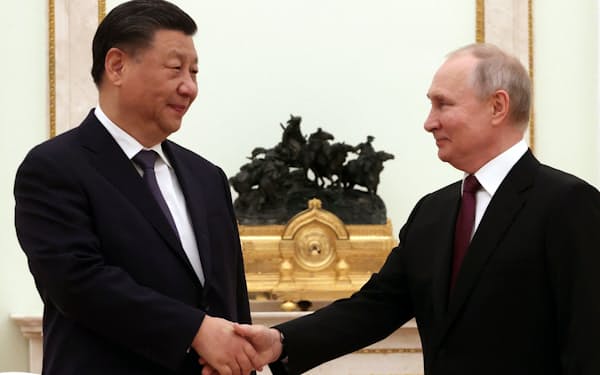 会談する中国の習近平国家主席㊧とロシアのプーチン大統領㊨（モスクワ、20日）＝ロイター