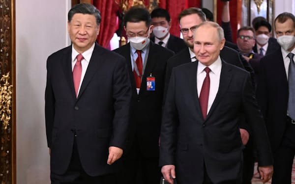 首脳会談にのぞむ中国の習近平国家主席㊧とロシアのプーチン大統領㊨（モスクワ、21日）＝ロイター