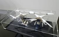 レーザーで撃墜したドローン。機体のレーザー光が当たった部分が焼けて激しく損傷している(写真:日経クロステック)