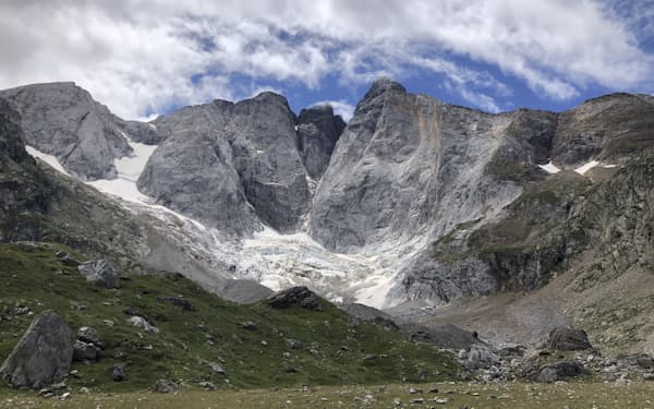 温暖化で氷河が縮小している（フランス南部、2020年8月）＝AP通信