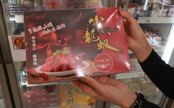 中国ではよく食べられるマーラー味のザリガニも日本人が買っていくようになった（東京都世田谷区の亜州太陽市場千歳船橋店）