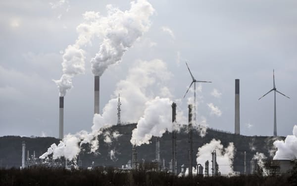 ドイツの石油精製設備と石炭火力発電所。IPCC報告書は化石燃料を減らす必要性を訴えた＝AP