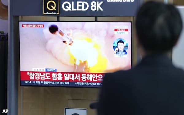 北朝鮮のミサイル発射を伝える韓国のニュース番組(22日)=AP