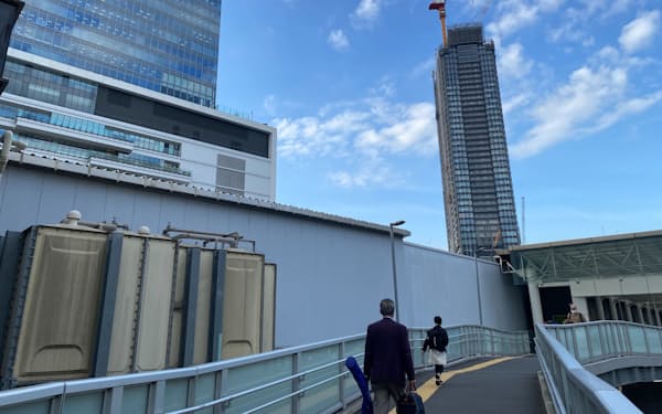 駅直結の複合施設「ザ・ヨコハマフロント」など横浜駅の再開発も進める（横浜市）