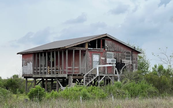 放棄された高床式の住宅（ルイジアナ州南部）