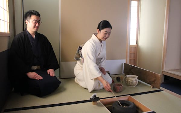 茶室は茶美会文化研究所を主宰する伊住禮次朗氏㊧と共に開発した（2月、京都市）