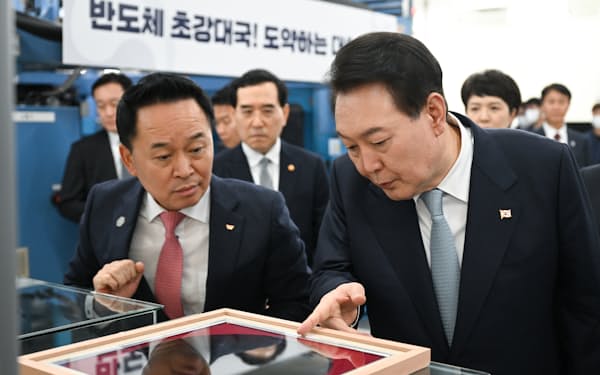 尹錫悦政権は国産化政策を継承する(SKグループのウエハー工場)=韓国大統領府提供