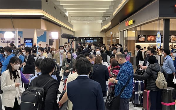 熊本空港の新ターミナルビルには多くの店が入る（23日、熊本県益城町）