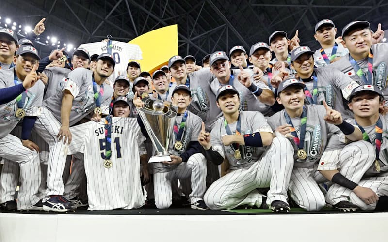 WBCの優勝トロフィーを手にした栗山監督を中心に記念写真に納まる日本代表=マイアミ(共同) WBCの優勝トロフィーを手にした栗山監督を中心に記念写真に納まる日本代表=マイアミ(共同)