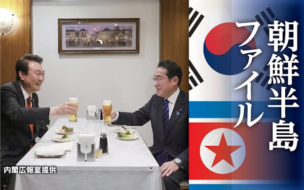 東京・銀座の老舗洋食店で会食する岸田文雄首相(右)と韓国の尹錫悦大統領(16日)=内閣広報室提供