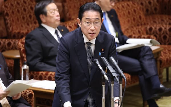 参院予算委で発言する岸田首相（23日、国会内算委）