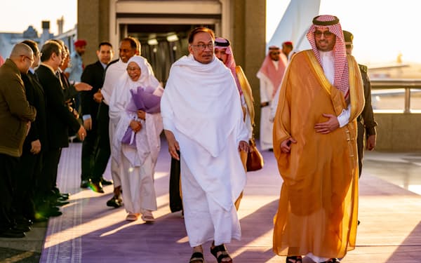 22日、サウジアラビアを訪問したアンワル首相（手前右から２人目）＝マレーシア首相府提供
