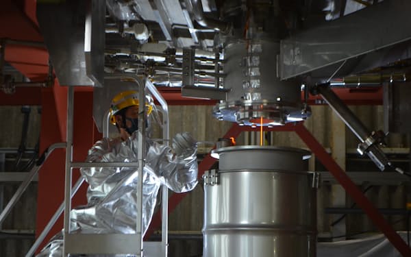 東海再処理施設に導入する新型溶融炉の作動実験の様子を公開した（23日、茨城県東海村）
